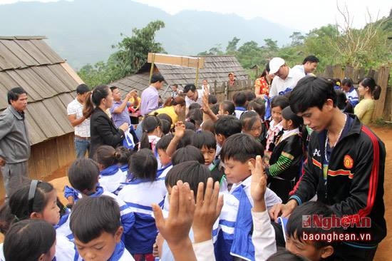 Giờ ra chơi náo nhiệt hiếm thấy của bầy trẻ bản Pà Khốm khi có một tổ chức từ thiện ghé thăm. Dự kiến cuối năm 2016 này các em sẽ từ bỏ những lớp học chật hẹp chuyển đến một địa điểm khác, trong một ngôi trường mới được xây dựng từ nguồn vốn quyên góp của một tổ chức xã hội và chính quyền địa phương. Ngôi trường mới được kỳ vọng là sẽ tạo thuận lợi cho cả thầy và trò bản vùng biên này có được nơi giảng dạy, học tập thuận lợi hơn.