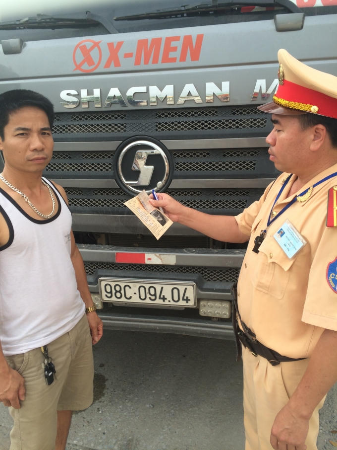 CSGT công an huyện Gia Lâm xử lý trường hợp vi phạm.