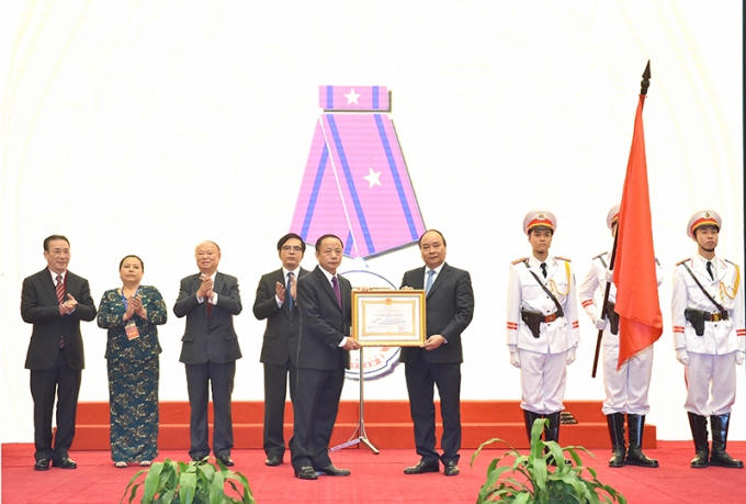 Thủ tướng trao Huân chương Độc lập hạng Ba cho Hiệp hội DNNVV Việt Nam.