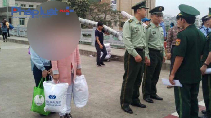 Nữ sinh Giàng Linh Anh được các cơ quan chức năng giải cứu khi về tới cửa khẩu Móng Cái. Ảnh: Đặng Hùng