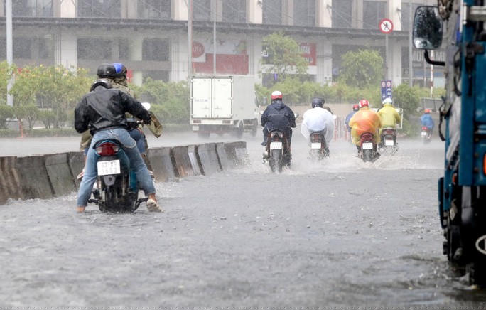 Xe chết máy, người chạy hì hục dắt bộ qua đoạn ngập đường Nguyễn Hữu Cảnh