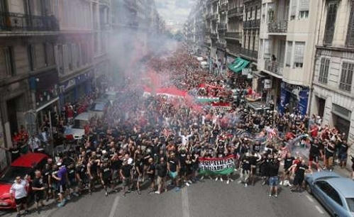 Cổ động viên HUngary diễu hành đến sân.