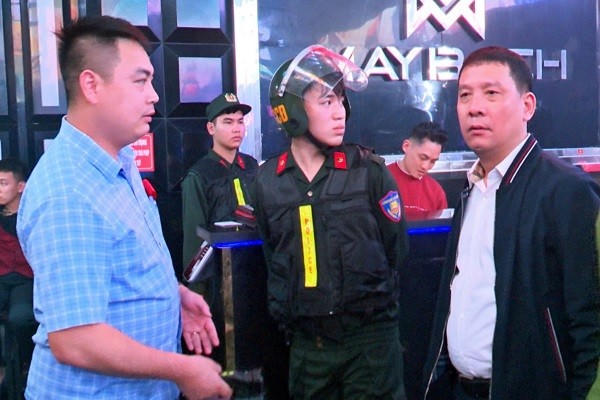 Đại tá Phan Văn Lý, Phó Giám đốc, Thủ trưởng Cơ quan Cảnh sát điều tra Công an tỉnh trực tiếp đến hiện trường, chỉ đạo các lực lượng kiểm tra, bắt giữ đối tượng vi phạm về ma túy.