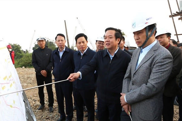 Ông Phạm Quang Ngọc, Chủ tịch UBND tỉnh Hưng Yên kiểm tra tiến độ thi công cầu vượt sông Hồng, xã Hồng Vũ.