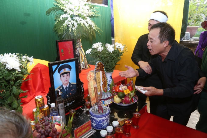 Ông Đặng Đình Quân (bố của Trung uý Đặng Đình Duy) đau xót khi con trai mình ra đi quá đột ngột, ước mơ hoài bão còn nhiều dang dở.