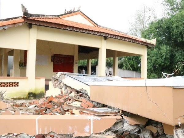 lNhà văn hóa trị giá xây dựng 500 triệu bị sụt lún phải đập bỏ.