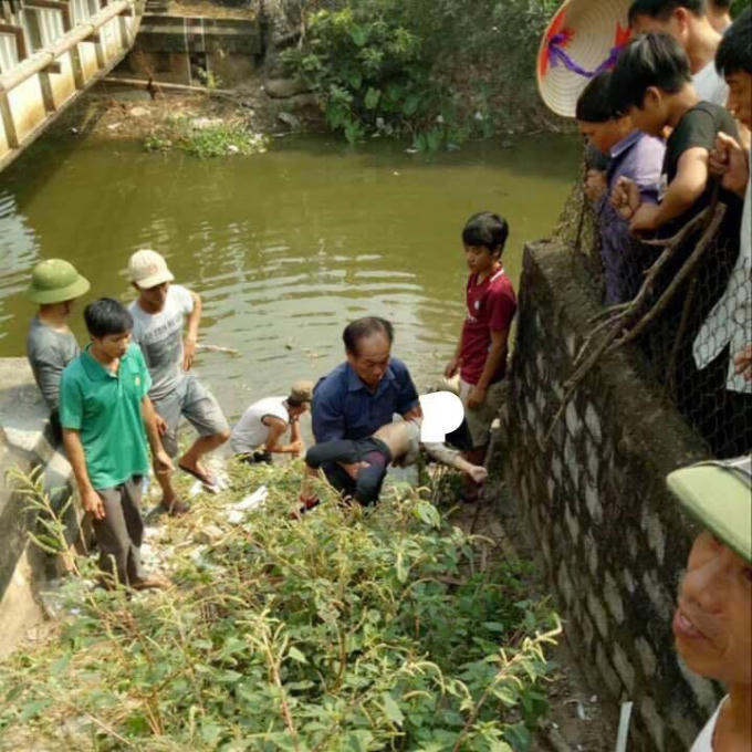 Cháu bé được tìm thấy nhưng đã tử vong.