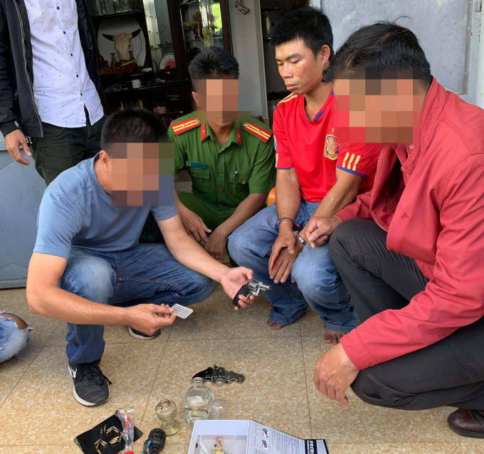 Lực lượng chức năng đang kiểm tra số súng đạn mà Thắng tàng trữ.