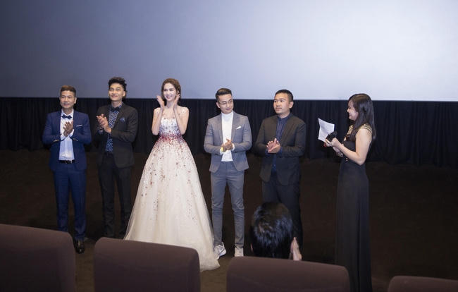 Ngọc Trinh gây bão với chiếc váy công chúa tại