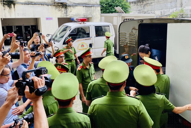Bị cáo Phạm Thị Thiên Hà được áp giải đến toà.