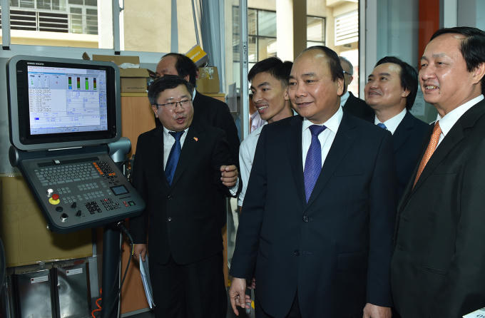 Thủ tướng thăm quan phòng Lab của trường.