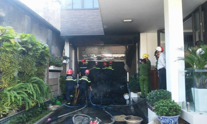 Lực lượng chức năng kịp thời khống chế ngọn lửa.
