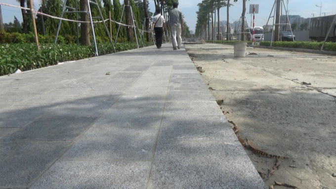 Quan sát phần vỉa hè đã được lát hoàn thiện thì thấy không thấy có các dấu hiệu nứt mẻ, vỡ nát