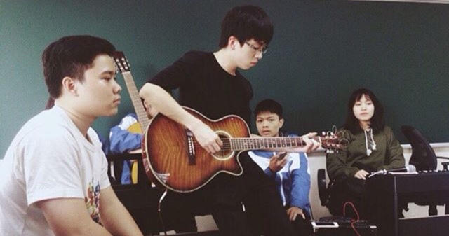 Yêu thích âm nhạc, Đức Anh chơi rất tốt guitar.
