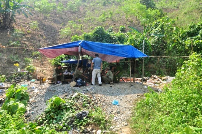 Lực lượng chức năng đnag bảo vệ hiện trường.