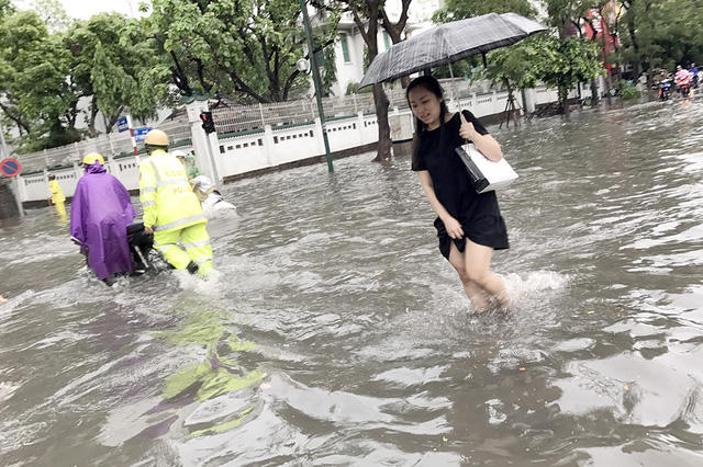 Gần đến trưa nay, ngã tư Phan Bội Châu - Lý Thường Kiệt còn ngập nặng, lực lượng cảnh sát giao thông vẫn căng mình làm việc.