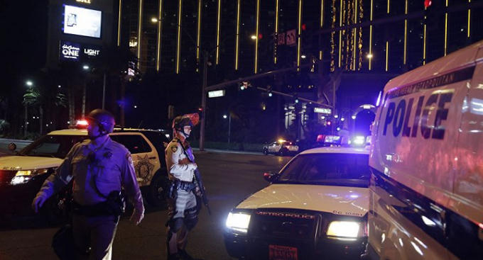 Cảnh sát phong tỏa hiện trường vụ xả súng tại Las Vegas ngày 1/10/2017. (Ảnh: AP)