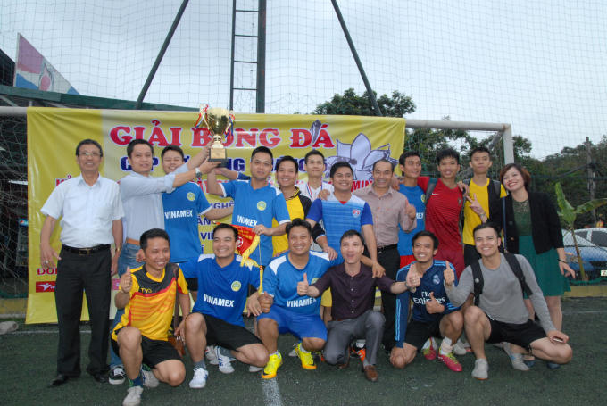 Đội vô địch FC Nam Đàn giơ cao cup vàng Tứ Hùng tháng 5.