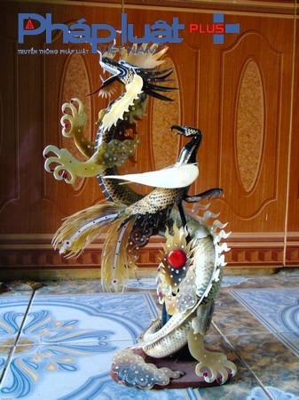 Từ nguyên liệu sừng trâu, bò thô các nghệ nhân, thợ giỏi của làng đã nghiên cứu làm ra hàng trăm loại sản phẩm phục vụ đời sống nhân dân như doi ngựa, lược chải đầu, cặp tóc… đến các loại hàng mỹ nghệ tinh xảo, mang đậm bản sắc văn hoá dân gian như các con vật, tượng, các tích cổ như bộ tượng Tam Đa, “long, ly, quy, phượng”, “ tùng, cúc, trúc, mai”...