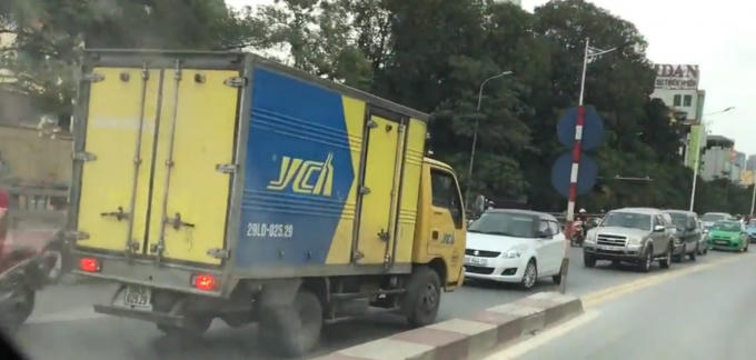 Xe tải lấn làn ngược chiều trên cầu vượt.