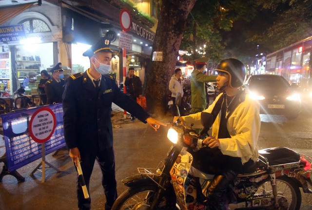 Do ngày đầu tổ chức thêm 8 tuyến phố đi bộ, nên nhiều người dân vẫn còn chưa quen với việc đi lại trong phố cổ.