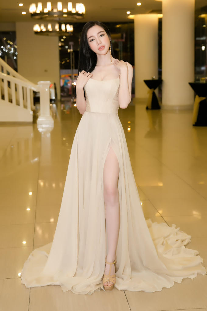 Thỉnh thoảng mới xuất hiện, Elly Trần diện v&aacute;y cắt xẻ, khoe đường cong h&uacute;t mắt thế n&agrave;y