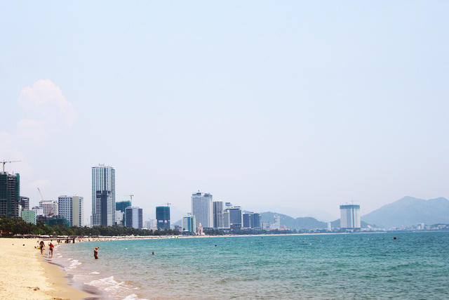 Theo Sở Xây dựng Khánh Hòa, hiện nay mới nghe các chuyên gia nêu ý tưởng quy hoạch lại bãi biển và sẽ làm một đồ án chính thức để trình UBND tỉnh Khánh Hòa xem xét. Sau đó, sẽ lấy ý kiến rộng rãi cộng đồng, nhân dân và các hội nghề nghiệp rồi mới thực hiện