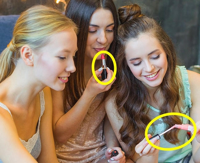 Dùng thử son môi cũng có thể lây bệnh tình dục. Ảnh: minh họa/Nguồn: Internet