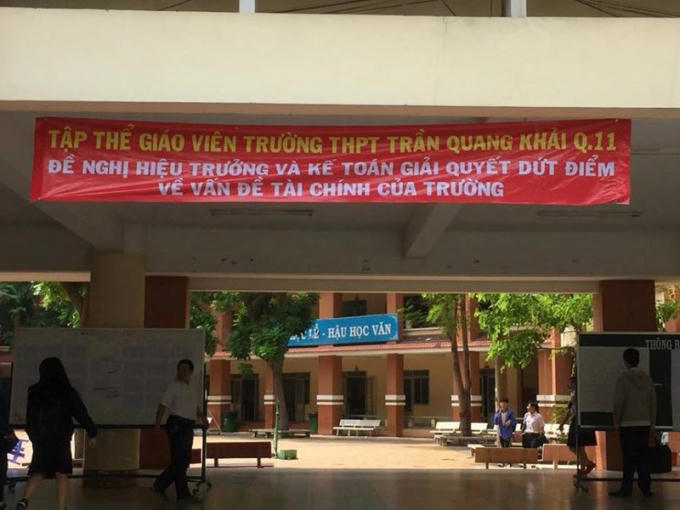 Băng rôn treo trước Trường THPT Trần Quang Khải, quận 11, TP.HCM.