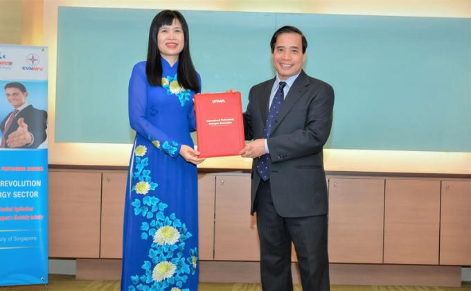 PGS TS.Vũ Minh Khương (Trường Chính sách công Lý Quang Diệu) trao chứng chỉ đào tạo cho học viên của EVNNPC tại Đại học Quốc gia Singapore