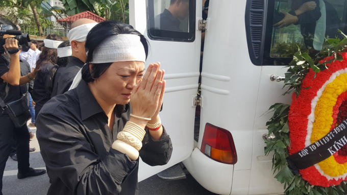 Bà Văn Thuỳ Dương - Phó hiệu trưởng trường Lương Thế Vinh (con gái của PGS Văn Như Cương) cảm ơn những tình cảm của các thế hệ học sinh.