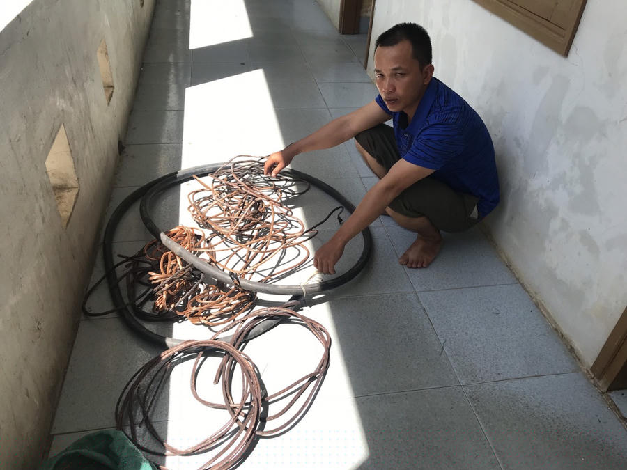 Đối tượng Phan Quốc Nam cùng tang vật vụ trộm tài sản.