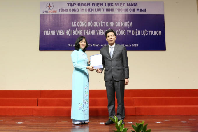 3432_Pho_bi_thY_YYng_uY_TYp_Yoan_YiYn_lYc_ViYt_Nam_Trao_quyYt_YYnh_bY_nhiYm_YYng_chi_YY_ThY_Xuan_Chi_giY_chYc_danh_Thanh_vien_HYTV_EVNHCMC_29122020_photobyChiLan