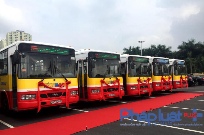 Hai tuyến buýt mới đi vào hoạt động tạo điều kiện thuận lợi cho người dân di chuyển vào khu vực nội thành.