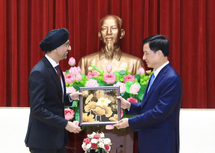 Bí thư Thành ủy Hà Nội Nguyễn Duy Ngọc trao quà lưu niệm tặng Đại sứ Rajpal Singh.