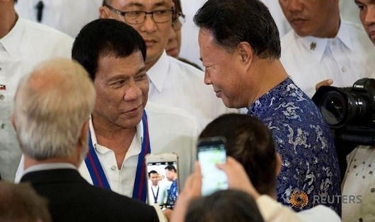 Tổng thống Philippines Duterte (trái) và Đại sứ TQ tại Manila. (Ảnh: Reuters)