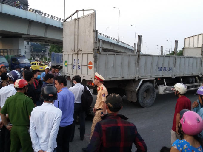 Nhiều người vậy quanh thi thể nạn nhân.
