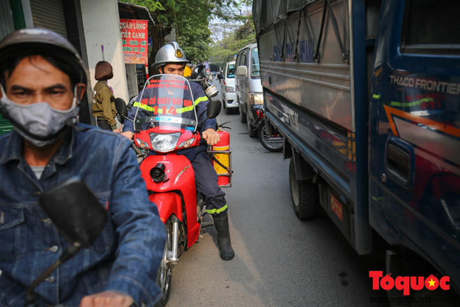 Cảnh s&aacute;t PCCC H&agrave; Nội s&aacute;ng tạo xe wave th&agrave;nh m&ocirc; t&ocirc; cứu hỏa