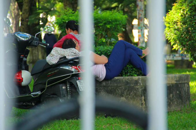 Các phụ huynh tranh thủ nghỉ ngơi khi các con trong phòng thi.