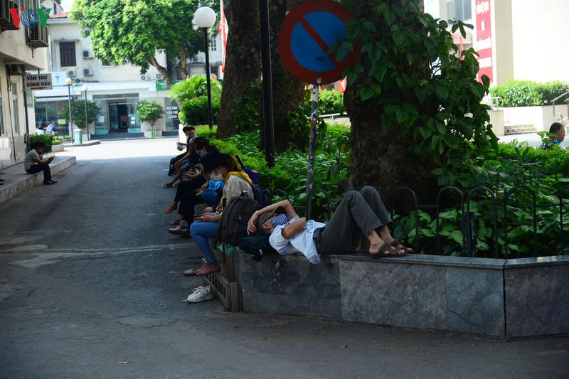 anh: nguoi dan chen chuc den kham tai cac benh vien o ha noi sau cach ly hinh 7