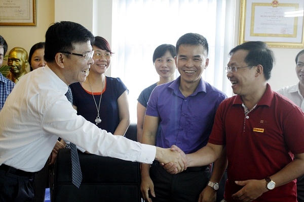 Bộ trưởng Bộ Tư pháp Lê Thành Long bắt tay và chúc mừng những lãnh đạo Báo pháp luật Việt Nam.