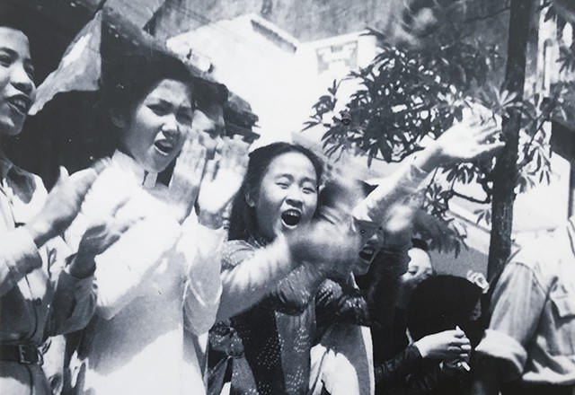 Học sinh, sinh viên hân hoan chào đón đoàn quân ta trở về tiếp quản Thủ đô.