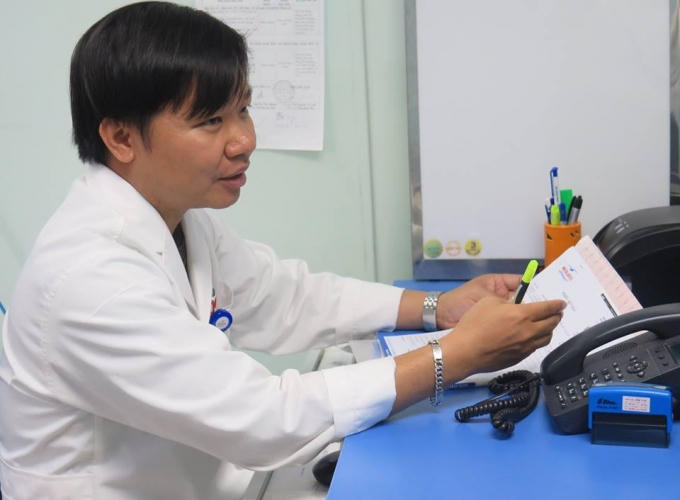 Ths.BS Nguyễn Danh Đức – chuyên khoa truyền nhiễm (Bệnh viện đa khoa Medlatec) đang tư vấn cho bệnh nhân.
