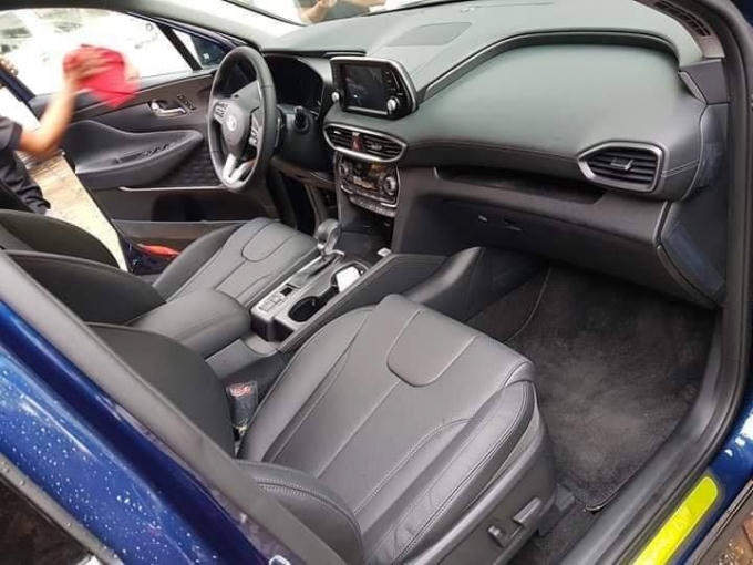 Trang bị an toàn của Hyundai Santa Fe 2019 gồm hệ thống chống bó cứng phanh, cân bằng điện tử, hỗ trợ khởi hành ngang dốc/xuống dốc, cảm biến trước sau, camera lùi và 6 túi khí