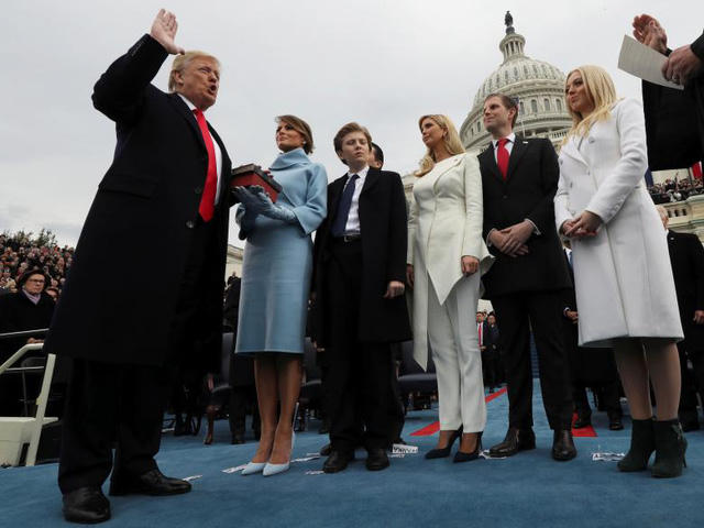 Tổng thống Donald Trump thực hiện nghi thức tuyên thệ trong lễ nhậm chức của ông tại Điện Capitol ở thủ đô Washington hôm 20/1. Đứng cạnh ông là Đệ nhất phu nhân Melania Trump cùng các con.