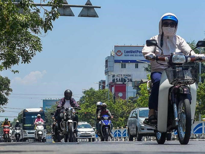 Người dân Huế chống chọi cái nóng với nhiệt độ ngoài trời hơn 40 độ C. Ảnh: NGUYỄN DO