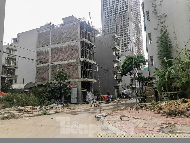 Điều đáng nói, theo bà Tuyết, việc thi công được tiến hành không được quyết liệt, nhiều lần bà gọi điện cho các cấp chính quyền nhưng chỉ nhận được lời “hứa mồm”. “Không biết lời hứa của cán bộ thế nào mà nhiều lần rồi vẫn chưa thấy điện nước đâu. Gần đây nhất là hẹn trong tháng 4, còn bây giờ thì không còn nghe điện nữa.”, bà Tuyết chia sẻ.