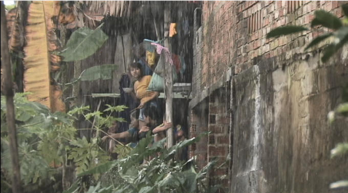 Trước tình trạng sạt lở và lũ lụt, nhiều hộ dân đã phải tự bỏ tiền đổ bê tông kè và nâng nhà lên thêm từ 1,5-2m.