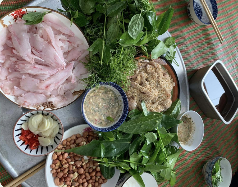 Thưởng thức gỏi cá chim là một nghi thức đầy màu sắc.