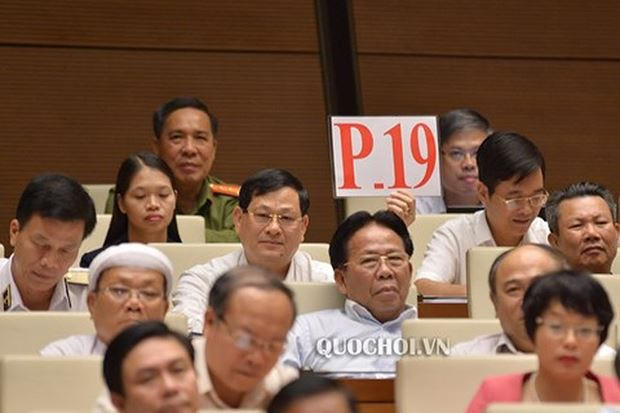 Đại biểu Nguyễn Hữu Cầu, Giám đốc Công an Nghệ An xin tranh luận về phát biểu của Đại biểu Lưu Bình Nhưỡng.